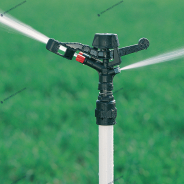 Arroseur à batteur plastique NAANDAN 5035 SD plein cercle dans un champs qui arrose