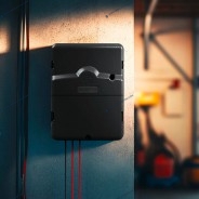 Programmateur d'arrosage SMART IS accroché à un mur