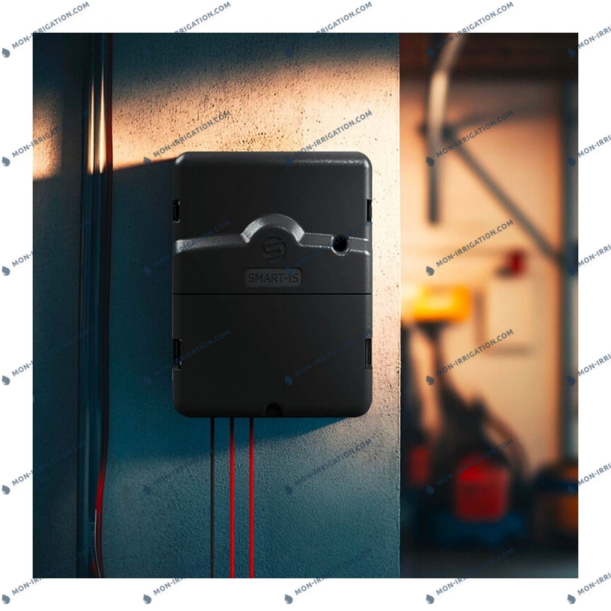 Programmateur d'arrosage SMART IS accroché à un mur
